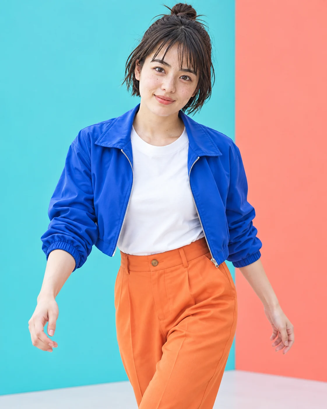 鮮やかな色のスタジオで、短髪をハーフアップにして微笑む宮里澪